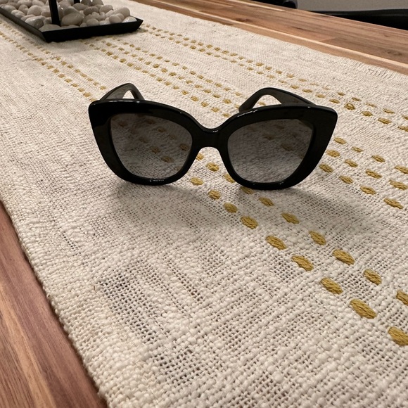 SOLD Gucci Oversized Cateye Sunglasses - Picture 3 of 9